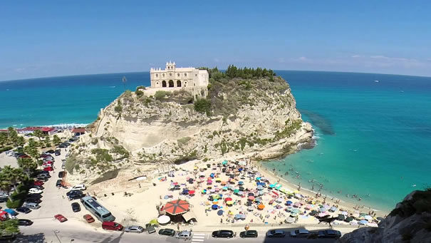 È considerata il simbolo della città. La chiesa di Santa Maria si erge sullo scoglio detto “isola” o anche “isola bella”. Fu costruita dai monaci Benedettini, in stile alto-medievale, ed è stata più volte riedificata in seguito a vari terremoti, fino a diventare una basilica latina in epoca rinascimentale. È visitabile dai turisti che possono accedervi attraverso una ripida scala.